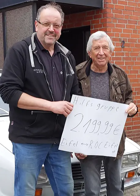 Einen stolzen Spendenbetrag über 2199,99 Euro überreichte der Vorsitzende des Renault-Oldie-Club Roggendorf. | Foto: Hilfsgruppe Eifel/pp/Agentur ProfiPress