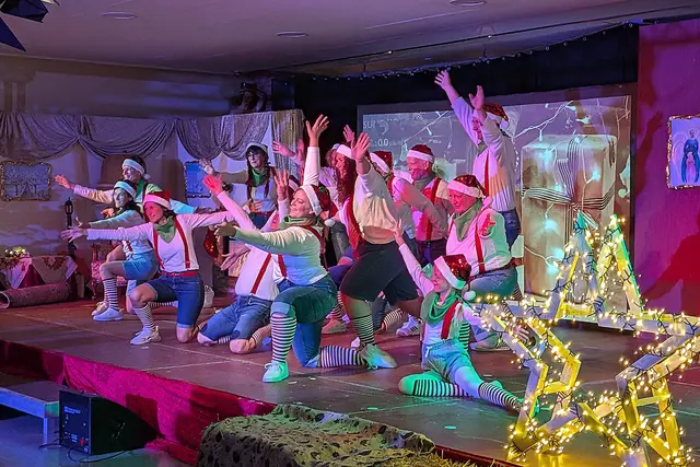 Mit tollen Choreographien begeisterte die Theatergruppe Heimerzheim das Publikum.  | Foto: fes