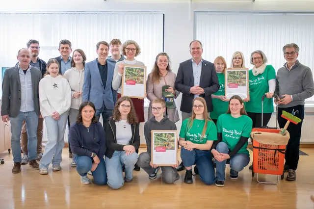 Bürgermeister Dirk Breuer und Lydia Bauer, Kommunalbetreuerin der Westenergie überreichten die Siegerurkunden des diesjährigen Klimaschutzpreises in Hürth.  | Foto: Giuseppe Piliero
