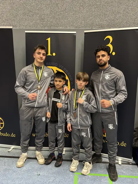 Serkan Ertural (VizeM), Iman Muhammedi (ViteM), Nikolas Sinademi und Trainer Sami Alikhi. | Foto: Kerstin Fourate