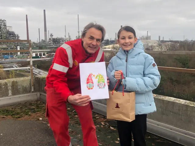 Unsere Weihnachtsbildermalwettbewerb Hauptgewinnerin Carlotta Hartmann mit Constantion Graf von Hoensbroech vom Shell Energy and Chemicals Park Rheinland. Für die Zwölfjährige gab es einen Gutschein in Höhe von 150 Euro für ein Radgeschäft.
  | Foto: Montserrat Manke