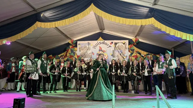 Großer Moment in Roisdorf: Prinzessin Nicole I. (Pällmann) steht bei ihrer Proklamation im Mittelpunkt der Bühne, umgeben von Gefolge, Vereinen und Ehrengästen, die der 50. Karnevalsprinzessin des Ortes einen stimmungsvollen Empfang bereiteten.  | Foto: fes