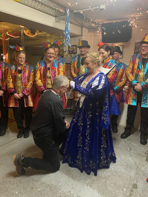 Ordensverleihung durch die Siegburgia Elke I. an Heinz Müller (Geschäftsführer der Hornpötter Hunnenhorde). | Foto: Hornpötter Hunnenhorde