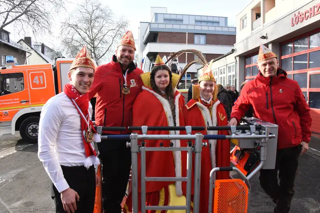 Der Bad Godesberger Kinderprinz Marwin, feierte bei den Funkentötern seinen 11. Geburtstag und wurde auf die Drehleiter der Feuerwehr von Kindergodesia Emma sowie weitere aktive Funkentöter-Mitglieder begleitet.  | Foto: AS