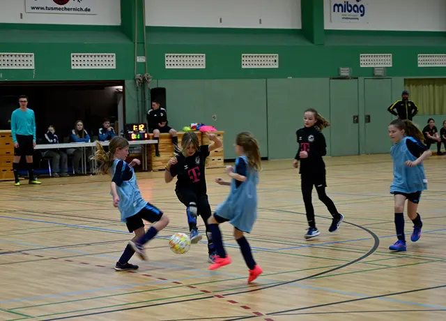 Beim „Wälschbach-Cup 2026“ des VfL Kommern lieferten sich rund 40 Mannschaften aus fünf Altersklassen packende Hallenduelle. | Foto: Henri Grüger/pp/Agentur ProfiPress