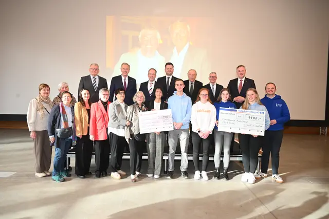 Neujahrsempfang mit Politprominenz: (hinten v.l.) Hans Peter Scheurer, Christian Wulff, Klaus Grootens, Christian Berger, Werner Sülzer, Sven Engelmann, Dr. Carsten Brodesser sowie (vorne) Vertreterinnnen der Kleiderbörse „Dies und Das bei Caritas“ und der Ferienfreizeit Ameland.  | Foto: Oliver Müller - www.lichtritzer.de