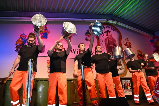 Rustikal aber wirkungsvoll: Die „Gelben Säcke“ mit der Kapelle „Edelmetall“ aus Winterscheid. | Foto: Steimel