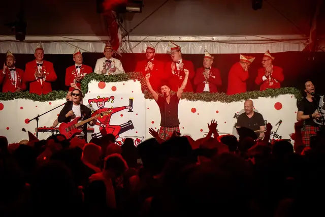 Stimmungsgarant auch bei der Herrensitzung in Lindlar: Brings.  | Foto: Frederik Eyl