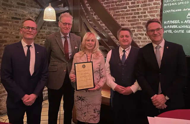 Verleihung des Abt-Wolfhelm-Preises: (v.l.) Dr. Philipp von Grünberg, Präsident, Georg von Mylius, Malteser, Ursula Pullem, Malteser, Gerhard Kunst, Malteser, Stefan Thoben. Präsident.  | Foto: Julian Rieker