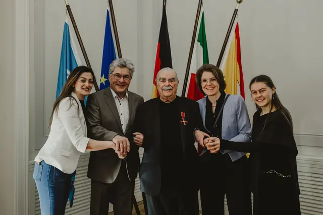 Carl Richard Montag (Mitte) wurde von Mitgliedern des Bürgerrats Bildung und Lernen für das Bundesverdienstkreuz vorgeschlagen.  | Foto: Mira Mikosch