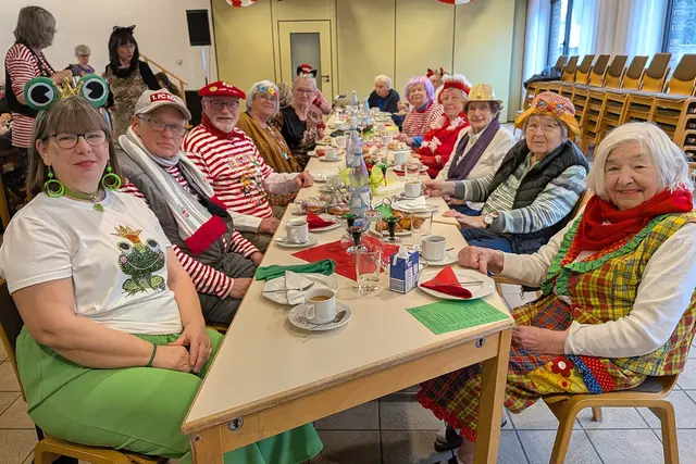 Jecke Kaffeetafel: Der Seniorenclub um Thomas Peters (2. von links) feierte Karneval. | Foto: Frank Engel-Strebel