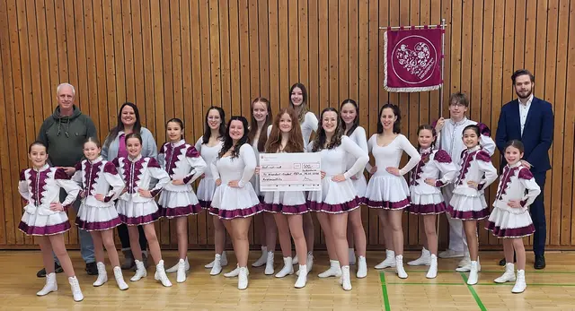 Freude über die Unterstützung: Die Gardetanz-Gruppe „Hätzblättche“ präsentiert gemeinsam mit den Vorstandsmitgliedern Jürgen Bäcker und Katja Wallner (links) sowie Jörn Küster von der Kreissparkasse Köln (rechts) den symbolischen Spendenscheck.  | Foto: privat