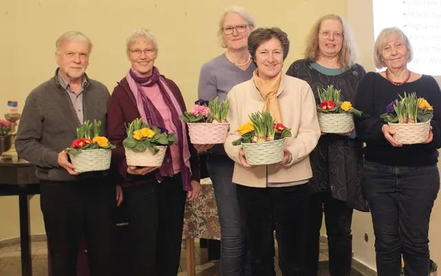 Der alte ist auch der neue Vorstand beim Beueler Hospizverein: Achim Spreer, Bettina Gummel, Ingrid Herrmannsen, Dorothee Haentjes-Holländer, Katharina Fennekohl, Gisela Meuter. Nicht auf dem Foto: Barthel Held, Karin Löffler, Willi Wester.  | Foto: Privat
