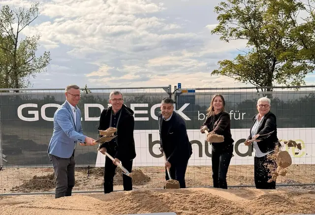 Ein Foto, das symbolisch für die „Erfolgsgeschichte“ der Bornheimer Wirtshaftsförderung stehen soll: Erster Spatenstich für den E-Commerce-Campus „benuta one“ am 23. September 2025 im Gewerbegebiet. | Foto: Stadt Bornheim
