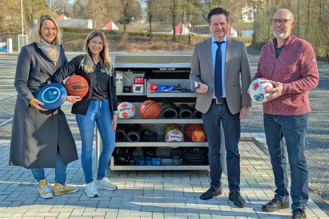 Sind begeistert von der Vielfalt der SportBox: (v.r.) Stadtsportverbandsvorsitzender Hartmut Livrée, Bürgermeister Ulrich Stücker, Nicole Woberschal (Fachbereich Sport) und Vanessa Nierstenhöfer (Geschäftsführerin der Wiehler Sozialstiftung).  | Foto: Stadt Wiehl