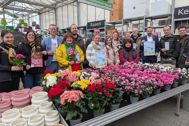 Der Lenz ist da: Gemeinsam mit Bürgermeister Christian Mandt (3. von rechts) präsentierten die Akteure das Programm zu den diesjährigen Frühlings- und Spargelfestwochen in Walberberg bei der GartenBaumschule Hau. | Foto: Foto fes