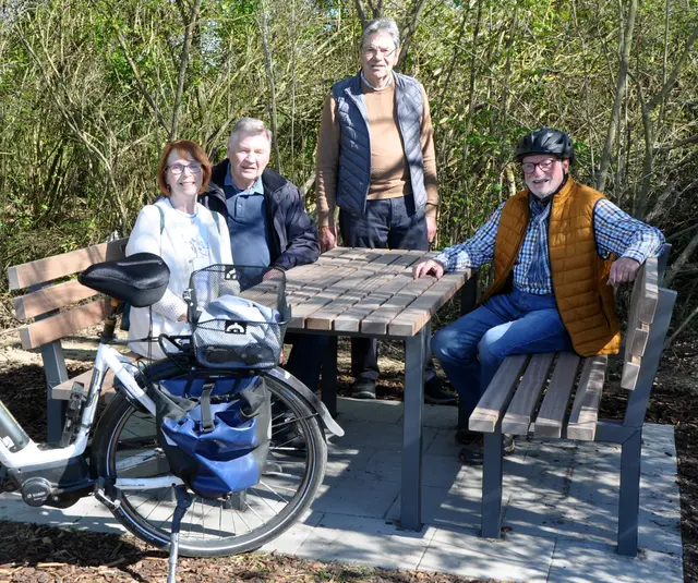Relaxen mit schöner Aussicht - zwischen Hemmerich und Kardorf stellten die neuen Ruhemöbel vor (von links): Ursula Ihde, Franz Mauel, Andreas Gierlich und Gottfried Düx.  | Foto: Frank Engel-Strebel