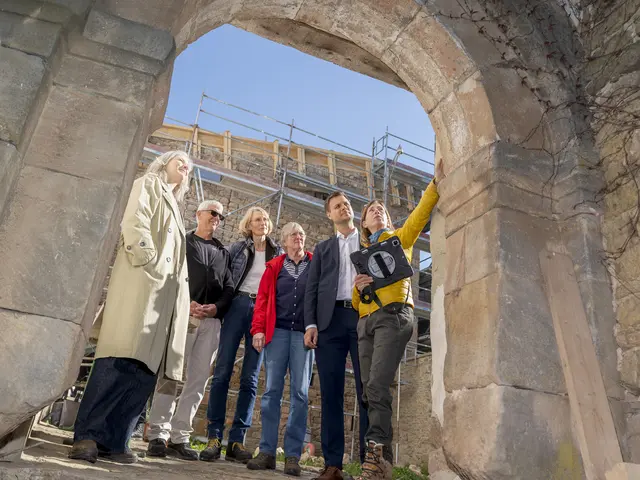 Beim Ortstermin in historischen Gemäuern waren dabei: Denkmalschützerin Janine Deinzer (v.l.), Bauherr Peter Ratz (v.l.), Landeskonservatorin Dr. Andrea Pufke, Architektin Margret Riggert, Bürgermeister Michael Fingel und Dr. Kristin Dohmen.  | Foto: Ronald Larmann/pp/Agentur ProfiPress