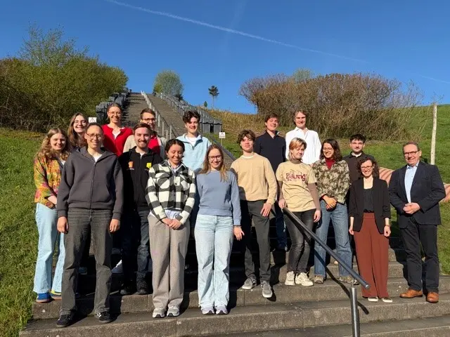 Die Gruppe am Fuße der langen Treppe auf :metabolon.  | Foto: © BAV