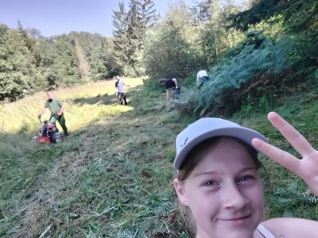 Praktischer Einsatz im Naturschutz: Freiwillige der Biologischen Station Oberberg arbeiten in einer Wiesenfläche | Foto: Biostation Oberberg