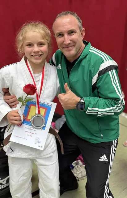 Silbermedaillengewinnerin Emilia Imbriani nach ihrem erfolgreichen Auftritt beim internationalen Jugendturnier, hier gemeinsam mit ihrem Trainer David Metzger. | Foto: Stefan Dott