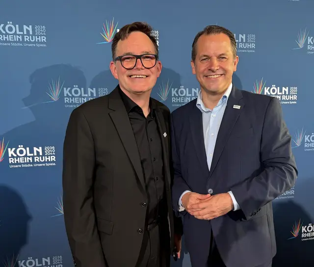 Bürgermeister Frank Keppeler (r.) verfolgte gemeinsam mit Peter Worms die Verkündung der Ergebnisse bei der zentralen Veranstaltung in Köln. Peter Worms hatte sich als „Local Hero“ für die Abstimmung zum Thema „Olympia-Bewerbung“ in Pulheim stark gemacht.  | Foto: Stadt Pulheim