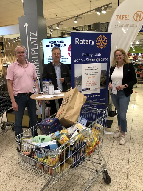 Das Bild entstand bei einer der letzten Sammlungen des Rotary Clubs Bonn-Siebengebirge für die Tafel. | Foto: Rotary Club Bonn Siebengebirge