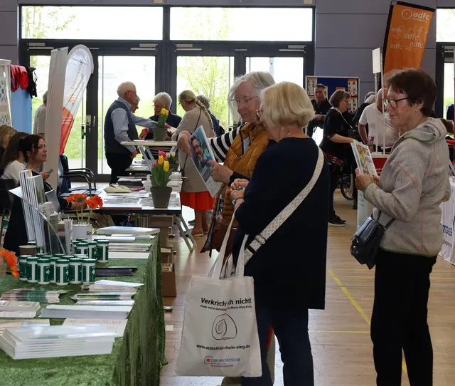 Groß war das Interesse und der Andrang in der Halle Meiersheide beim zweiten Hennefer Seniorentag.  | Foto: Stadt Hennef
