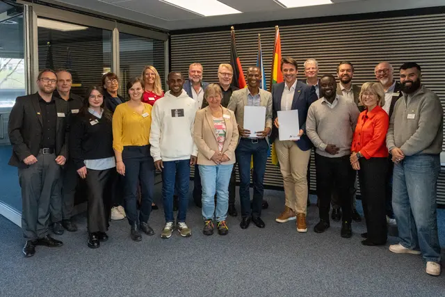 Im Beisein von Vertretern aus der Troisdorfer Stadtverwaltung und den Fraktionen wurde im Rahmen des Besuchs im Stadtrat das „Memorandum of Understanding“ unterzeichnet.  | Foto: Stadt Troisdorf