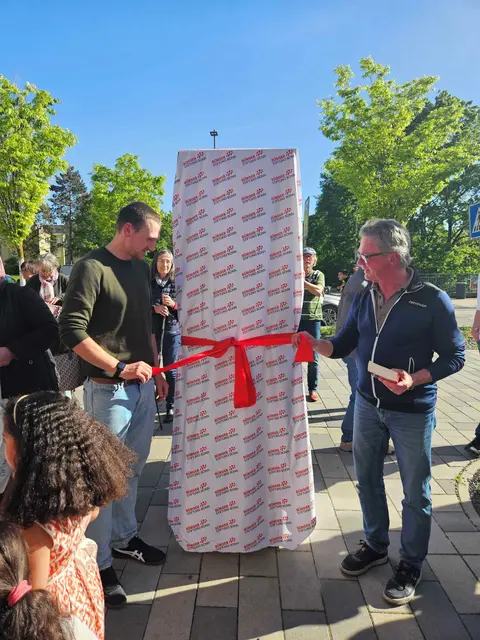 Eröffnung des 33. Offenen Bücherschranks der Bürgerstiftung Bonn in Tannenbusch‑Mitte am Welttag des Buches durch Fabian Neukirchen (links) und Erich Steinsdörfer.  | Foto: Bürgerstiftung