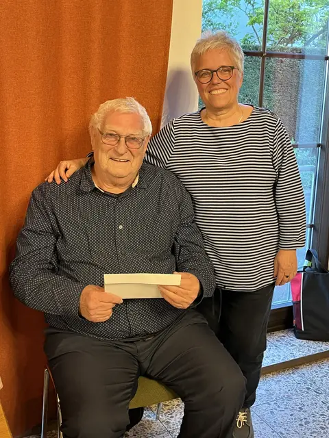 Sing-Swing-Abteilungsleiterin Dagmar Bürger dankt MGV-Mitglied Alfred Schmücker.  | Foto: Chor