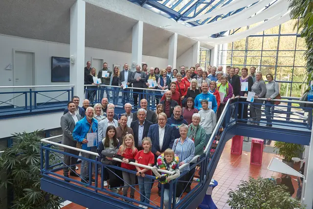 Gruppenbild mit Geehrten sowie Vertretern von Kreissportbund und Politik.  | Foto: Philipp Ising