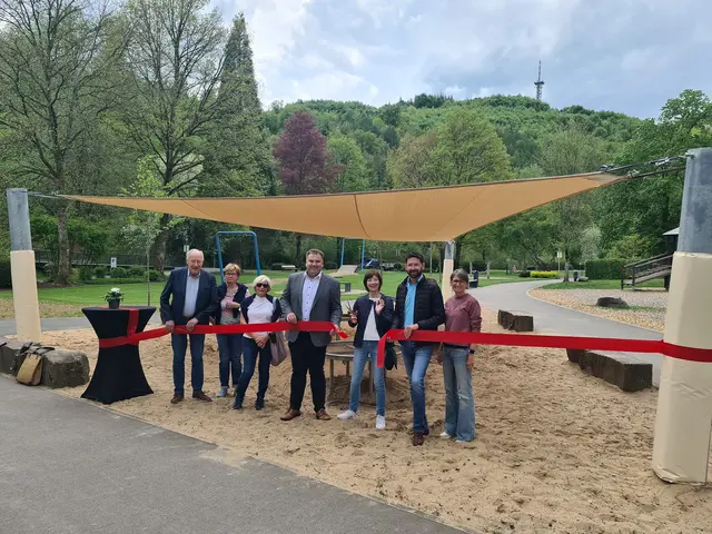 Dirk Fassbender, Vorsitzender (2.v.r.), Bürgermeister Jan Schumacher (Mitte) und weitere Mitglieder des Heimatvereins geben das neue Sonnensegel im Kurpark frei. | Foto: Christoph Buchen