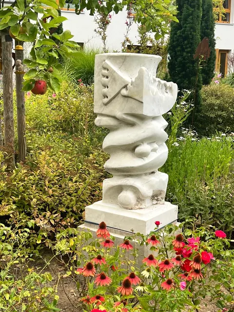 Marmorskulptur ‚Aufsteigender Jubel‘ von Günther Oellers im Garten des Hospiz.  | Foto: Hauser