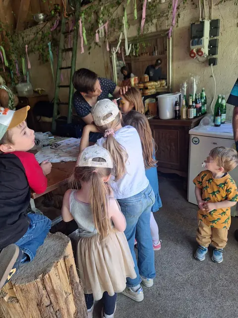 Beim Maifest der Dorfgemeinschaft EWC Lindenpütz nutzten viele Kinder die Angebote wie Kinderschminken. | Foto: Dorfgemeinschaft EWC Lindenpütz