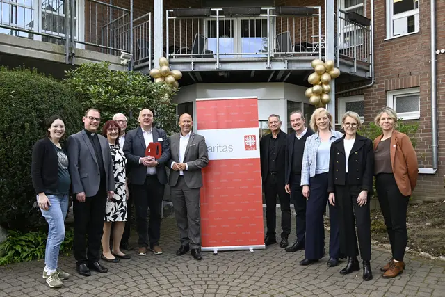Feierten gemeinsam mit Vertretern von Politik, Kirche, Wegbegleitern, Mitarbeitern und Ehrenamtlichen den 40. Geburtstag des Caritas-Seniorenzentrum Pulheim: Einrichtungsleiter Jürgen Schenzler, 5. von links, Caritas-Vorstand Dr. Petra Rixgens (Vorsitzende, 3. v.r.) und Kirsten Hols (Mitglied, 2. v.r.) sowie Kreisdechant Hendrik Hülz (Vorsitzender des Caritasrates 2.v.l.). | Foto: Carsten Preis