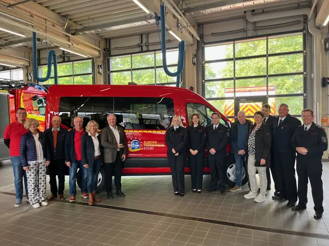Viele zufriedene Gesichter bei der Übergabe des neuen Fahrzeuges an die Eitorfer Kinderfeuerwehr in der Fahrzeughalle in der Siegstraße. | Foto: Förderverein der Freiwilligen Feuerwehr Eitorf