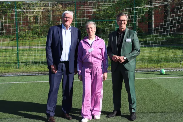 v.l. Sebastian Schuster (Landrat und Behördenleiter der Kreispolizeibehörde), Sabine Schellenbach (Siegburger TV) und Christos Katzidis (Präsident Fußball-Verband Mittelrhein).  | Foto: FVM
