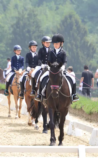 Perfekt im Sattel: der Reiternachwuchs.  | Foto: Melina Braun