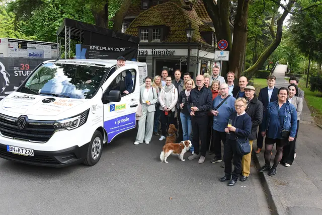 Theaterleiter Frank Oppermann (an der Fahrzeugtür) präsentierte Spenderinnen und Spendern des Tourbus-Projektes das neue Fahrzeug.  | Foto: AS
