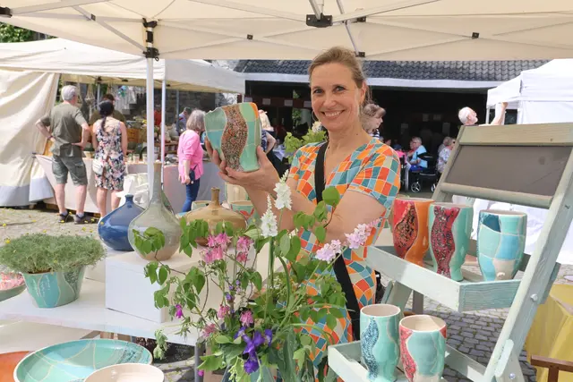 Engobemalerei: Petra Kobrow zeigt ihre filigranen Inlay-Arbeiten auf dem Töpfermarkt in Denklingen | Foto: Michael Kupper