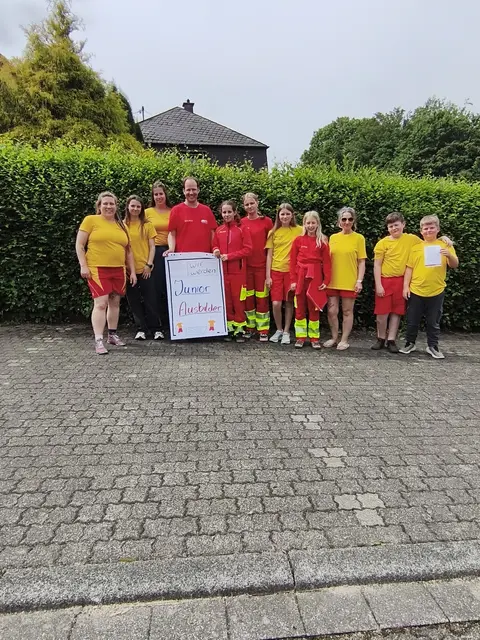 13 Mitglieder der DLRG Ortsgruppe Lindlar werden Juniorausbilder. | Foto: Silvia Ferlemann-Stefaniak