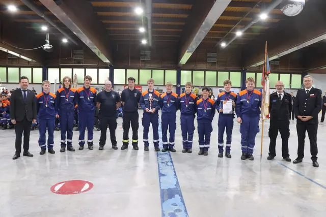 Festkommers in der Eissporthalle, Die Gruppe Morsbach II wurde als bester Teilnehmer geehrt - mit Bürgermeister Ulrich Stücker (l.), Kreisbrandmeister Julian Seeger (v.r.) und Kreisjugendfeuerwehrwart Maik Bourbones | Foto: Michael Kupper