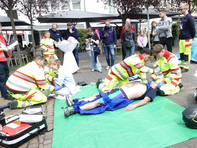 Viel Beachtung fanden auf dem Marktplatz die Sofortversorgung eines abgestürzten Paragliders sowie die Behandlung einer mitbetroffenen Passantin.  | Foto: Gast