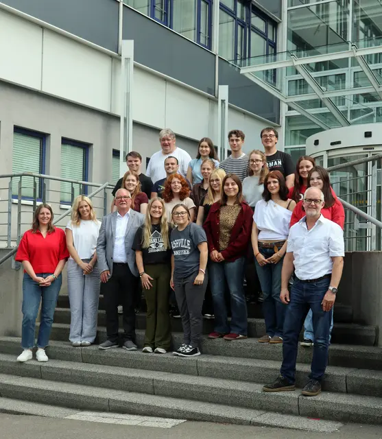 Station im Kreishaus: Highschool-Absolventinnen und Absolventen aus Ohio (USA), Schülerinnen und Schüler des kaufmännischen Berufskollegs Oberberg und ihre Lehrkräfte waren zu Gast in Gummersbach, wo sie vom stellvertretenden Landrat Jürgen Fischer empfangen wurden. | Foto: OBK