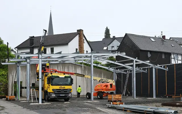 Im Schatten der evangelischen Kirche wächst hier binnen kurzer Zeit das Stahltragwerk der neuen Lagerhalle mit untergeordneter Werkstattfunktion. | Foto: Steimel