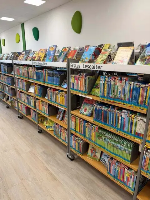 Im Zuge des Projektes „Lesementor Troisdorf“ hat der Förderverein Stadtbibliothek Troisdorf 100 neue Bücher für Erstleser und Lesestarter der Stadtbibliothek gespendet  | Foto: Förderverein