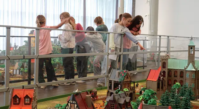 Die detailreichen PLAYMOBIL-Landschaften laden zum Entdecken historischer Geschichten ein. | Foto: OBK