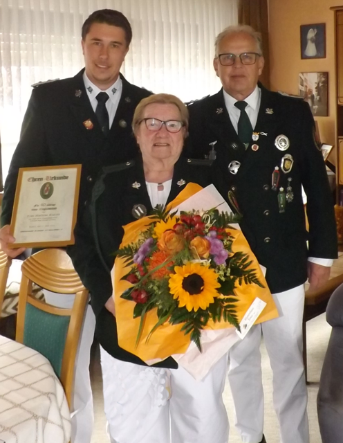 Die neuen Majestäten und Würdenträger der St. Pantaleon Schützenbruderschaft Badorf-Eckdorf präsentieren sich nach den Wettbewerben gemeinsam mit Gästen und Vertretern der Bruderschaft. | Foto: Gottfried Schmitz