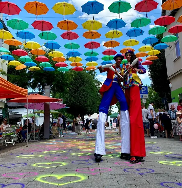 Musik, Kunst, Mitmachaktionen, Vereinsleben und ein verkaufsoffener Sonntag prägen das Wesselinger Stadtfest. Gemeinsam mit der 
Wessinale steht die Veranstaltung in diesem Jahr ganz im Zeichen des 50. Jubiläums der Wiedererlangung der Selbstständigkeit der Stadt.  | Foto: Stadt Wesseling